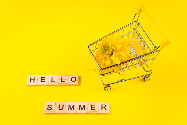 夏だ。黄色い背景に色とりどりの花を咲かせます。休暇と季節のショッピングコンセプト. - 写真・画像
