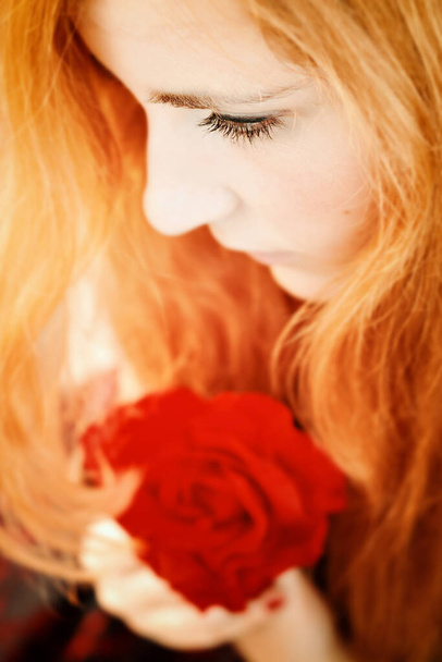 Close-up retrato de mulher ruiva bonita com rosa vermelha - Foto, Imagem