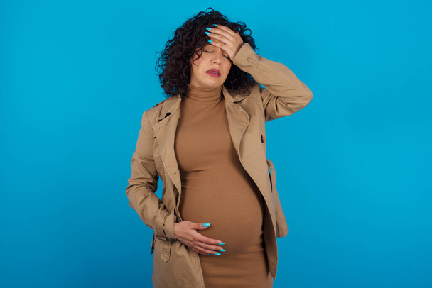 Una mujer árabe embarazada muy molesta y solitaria llorando - Foto, imagen