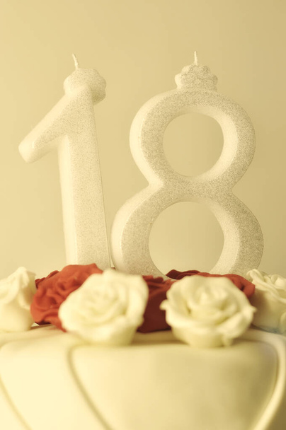 День народження торт з червоними і білими трояндами прикраси і свічки ш
 - Фото, зображення