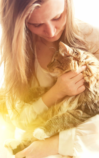 girl and her ginger cat - Foto, afbeelding