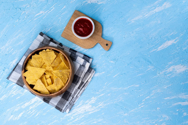 Tortilla nachos maïs chips saus. Vlakke lay, kopieerruimte - Foto, afbeelding