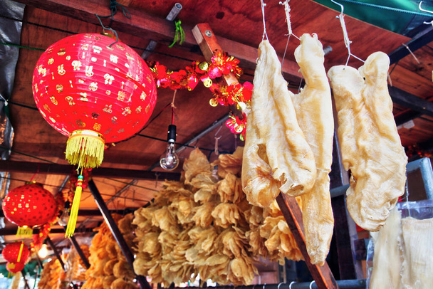 Maws pescado seco a la venta en Tai O, Lantau Island, Hong Kong. Son delicias de mariscos populares para su uso como ingredientes en la cocina china. - Foto, imagen