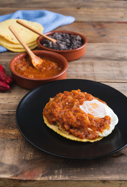 Huevos rancheros料理、木製のベースにメキシコの朝食。メキシコ料理。スペースのコピー. - 写真・画像
