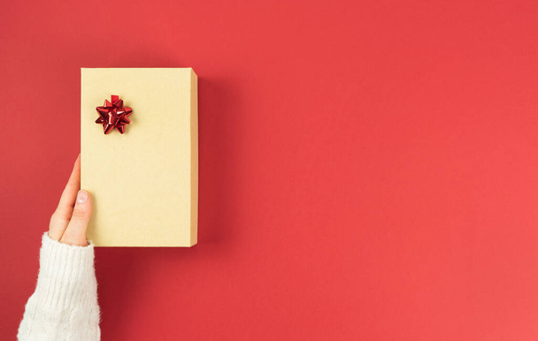 Caja de regalo de cartón con decoraciones sobre fondo rojo. San Valentín, aniversario, cumpleaños, día de la madre, Navidad. Copiar espacio. - Foto, imagen