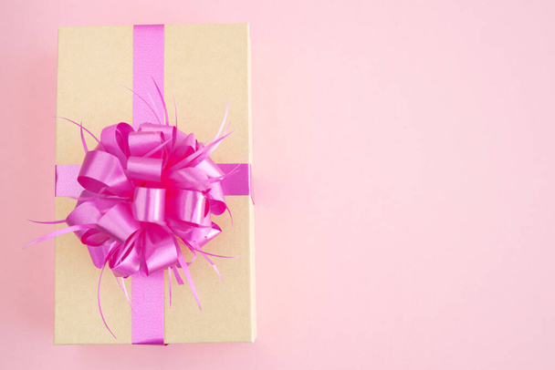 Κλειστό κουτί δώρου με διακοσμήσεις σε ροζ φόντο. Αντιγραφή χώρου. Concept Ημέρα του Αγίου Βαλεντίνου, Ημέρα της Μητέρας, επέτειος. - Φωτογραφία, εικόνα