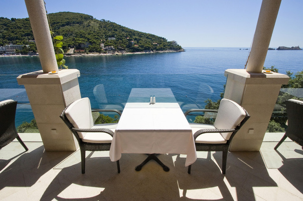 Café cerca del mar en Dubrovnik
 - Foto, Imagen