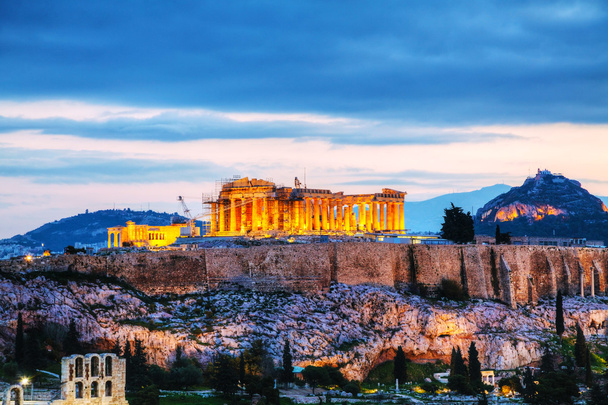 Akropolis auringonlaskun jälkeisenä iltana
 - Valokuva, kuva
