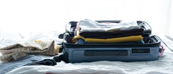 Avoin matkalaukku rento naisten vaatteet Matkakassi käsite, - Valokuva, kuva
