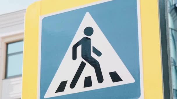 Sétáló kereszt figyelmeztető tábla kék és pólus. Jelenet. A gyalogos átkelőhely forgalmi jelzése - Felvétel, videó