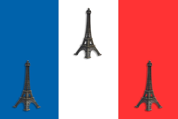 Сувенирная Эйфелева башня на фоне цветов французского флага. Бесшовный рисунок, - Фото, изображение