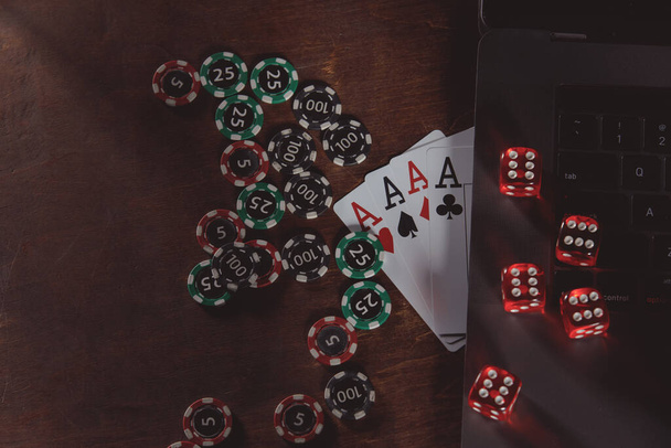 Παίζοντας μάρκες, ζάρια και κάρτες σε ένα ξύλινο τραπέζι - Φωτογραφία, εικόνα