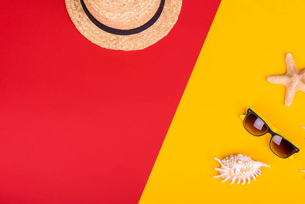 Accessori spiaggia: occhiali e cappello con conchiglie e stelle marine su sfondo colorato. Sfondo estivo - Foto, immagini
