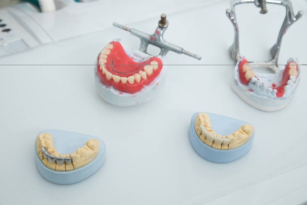 Dişçinin masasında çene modeli - Fotoğraf, Görsel