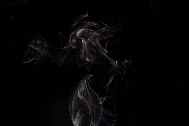 cloud of white smoke on black background - Foto, afbeelding