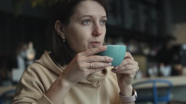 Γυναίκα πίνει καφέ - Πλάνα, βίντεο