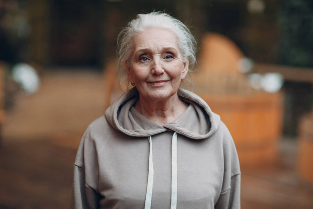 Portré érett ősz hajú idős nő szabadban. - Fotó, kép