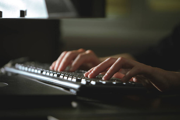 Жіночі руки офісний працівник, що друкує на клавіатурі, вид зблизька
  - Фото, зображення