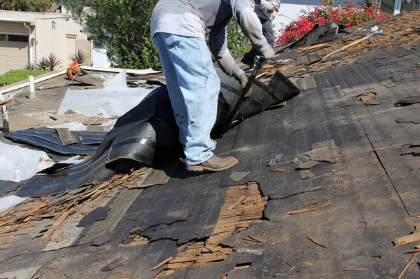 ホーム屋根工事現場。古い屋根の除去とすべての新しい材料との交換。屋根はあらゆる家の重要な部分であり、要素と騒々しい隣人から安全かつ乾燥しています。. - 写真・画像