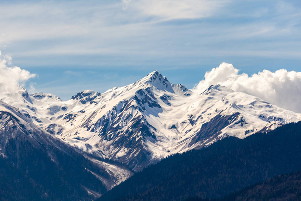 Prachtig uitzicht op het Svaneti gebergte, de hooggebergte regio van Georgië. Landschap - Foto, afbeelding