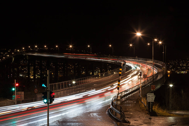 Tromso Bridge.  Night time light trails are pictured as traffic passes over Tromso bridge in northern Norway. - Foto, immagini