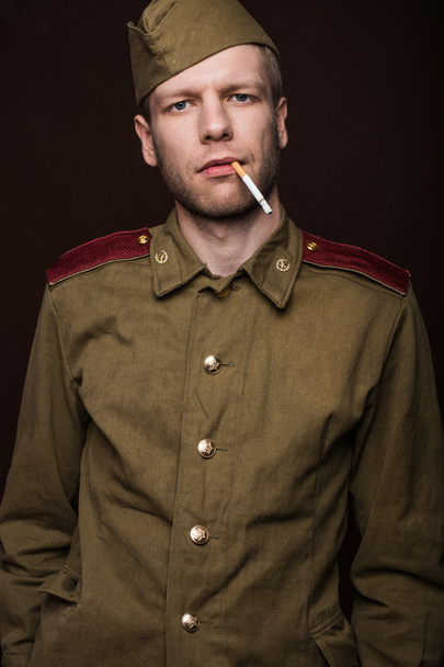 Second world war russian soldier smoking cigarette - Foto, afbeelding
