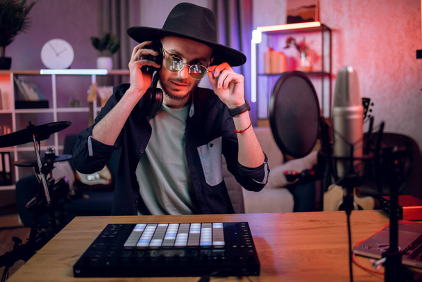 Stilvolle Mann Aufnahme von Musik mit DJ-Controller - Foto, Bild