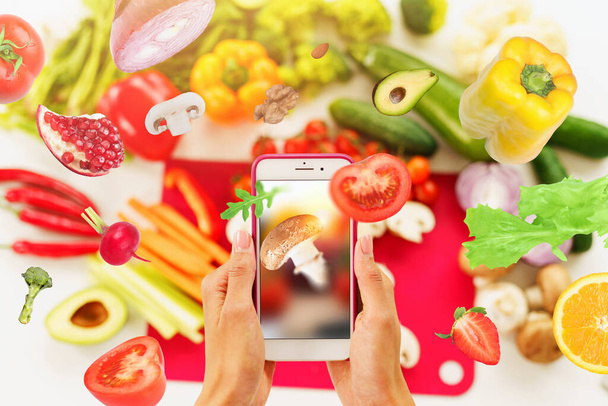 Cook następuje przepis warzyw ze smartfona - Zdjęcie, obraz