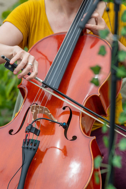 close-up de uma pessoa tocando violoncelo com espaço para espaço de cópia - Foto, Imagem