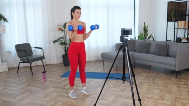 Sport musclé femme trains enseigne les dossiers étudiants cours en ligne sur la caméra - Séquence, vidéo