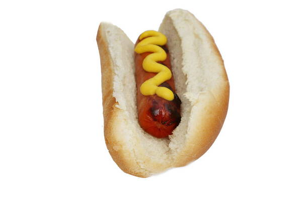 Hot Dog com mostarda amarela. Isolado em branco. Espaço para texto. - Foto, Imagem