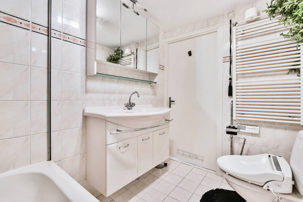 Yksinkertainen valkoinen kylpyhuone vammaisten wc - Valokuva, kuva
