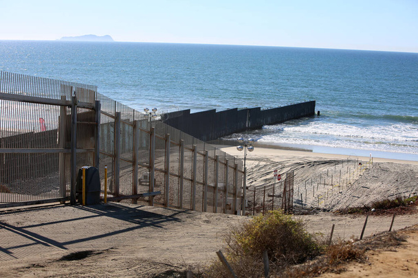 San Yasidro, Kalifornien - 26.11.2018: Migranten-Karawane aus Südamerika versucht, die Zäune an der Südseite des US-Grenzzauns zu stürmen, - Foto, Bild