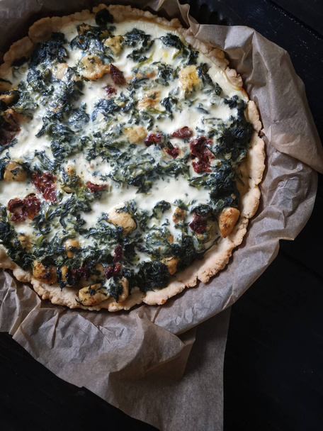 Quiche with spinach and sun-dried tomatoes - Photo, Image