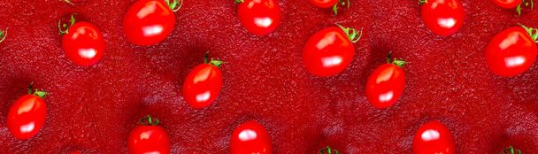 Wzór pomidorów wiśniowych na czerwonej paście pomidorowej lub tle Ketchup. Płaskie ułożenie, widok z góry - Zdjęcie, obraz