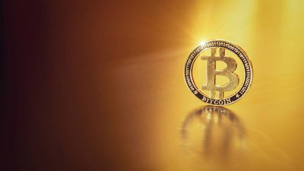 Bitcoin-Brieftasche. Golden Bit Coin virtuelle Kryptowährung oder Blockchain-Technologie. Gold Kryptowährung BTC Bitcoin auf schwarzem Hintergrund. Investieren in virtuelle Vermögenswerte, Bullenmarkt-Trendkonzept - Foto, Bild