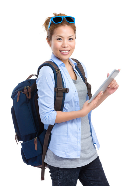 vrouwelijke backpacker gebruik Tablet PC - Foto, afbeelding