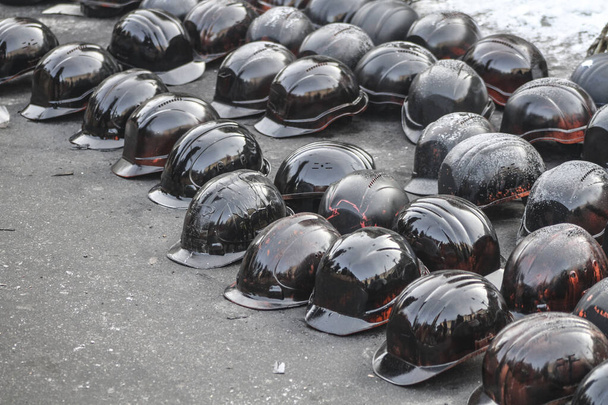 Раскрашенные шлемы на улицах. Борьба за свободу и против полицейского насилия - Фото, изображение