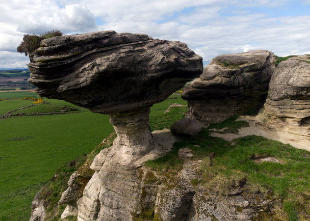 Le Bunnet Stane est une formation rocheuse près du hameau de Gateside à Fife, au pied de l'ouest de Lomond. Il se trouve sur l'un des affleurements calcaires de grès de la vieille suie de grès rouge qui existent autour de la base des collines Lomond. L'Écosse. Royaume-Uni. - Photo, image