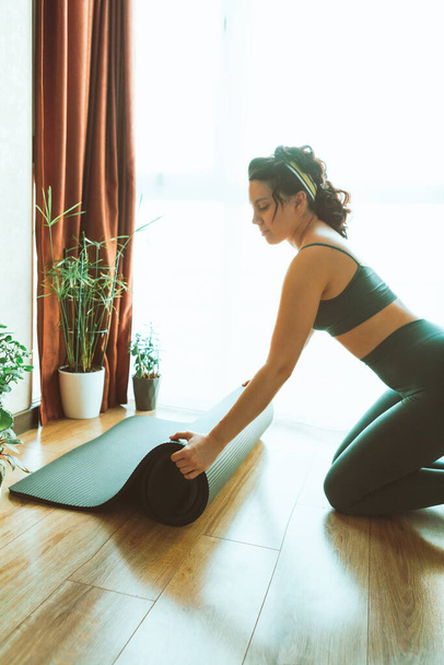 donna fare yoga a casa vicino alla finestra sport ricreazione da vicino - Foto, immagini