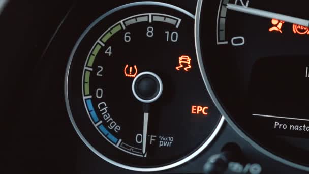 Motor start van elektrische auto op het dashboard.  - Video