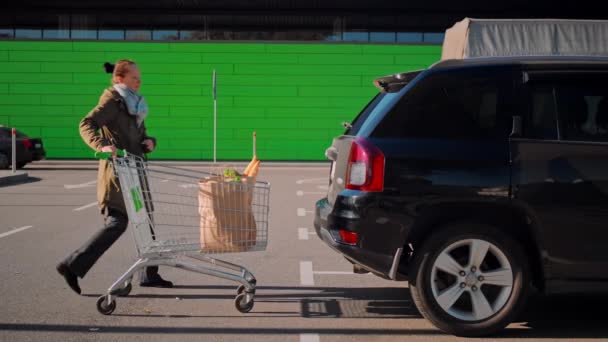θηλυκό πελάτη στο χώρο στάθμευσης κοντά στο κατάστημα - Πλάνα, βίντεο