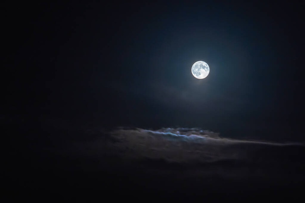 Super luna en el cielo nublado. Luna llena por la noche. - Foto, imagen