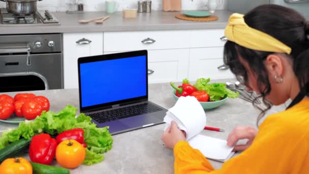 Blue screen laptop: Woman talk chef teacher search culinary recipe in notebook - Filmati, video