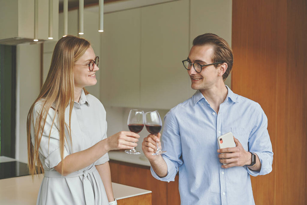 Επιτυχημένο ζευγάρι των επιχειρήσεων γιορτάζει στην κουζίνα - Φωτογραφία, εικόνα