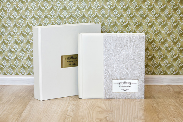 bruiloft fotoboek met leer gecombineerd dekking en metalen schild. - Foto, afbeelding