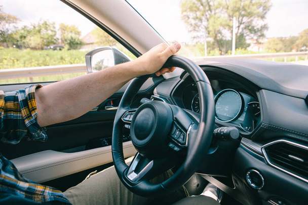 muž ruce na volantu uvnitř pohled auto cestování slunečný den - Fotografie, Obrázek