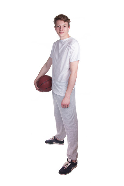 νέος άνθρωπος που κρατά μια μπάλα του μπάσκετ στα χέρια του - Φωτογραφία, εικόνα