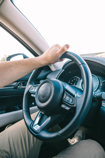 homem mãos no volante dentro vista carro viagem dia ensolarado - Foto, Imagem