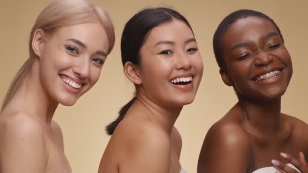 Természetes szépség sokféleség. Stúdió portré három boldog többnemzetiségű hölgyek nevetnek a kamera, élvezi spa eljárások - Felvétel, videó